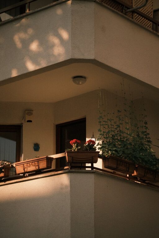 Beneficiile grădinăritului urban și ghid pentru o grădină pe balcon